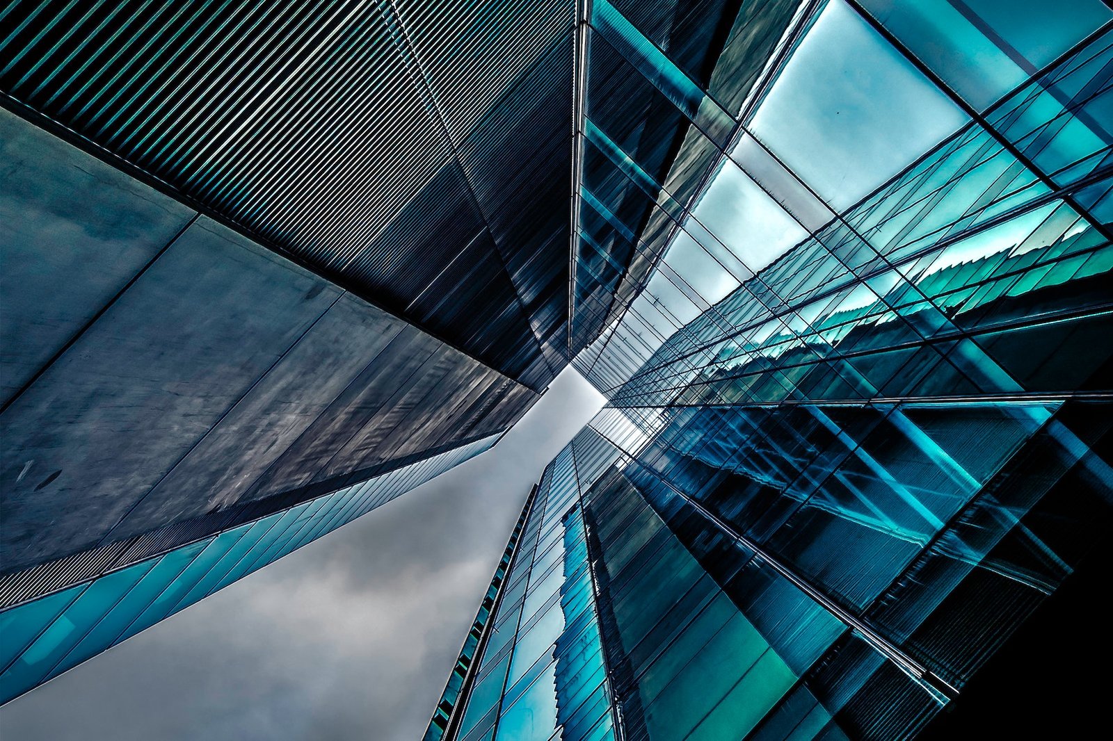 A view of a skyscraper from the inside showing the intricacies involved in creating impressive architecture and how it parallels to the work involved in creating exponential organisations.